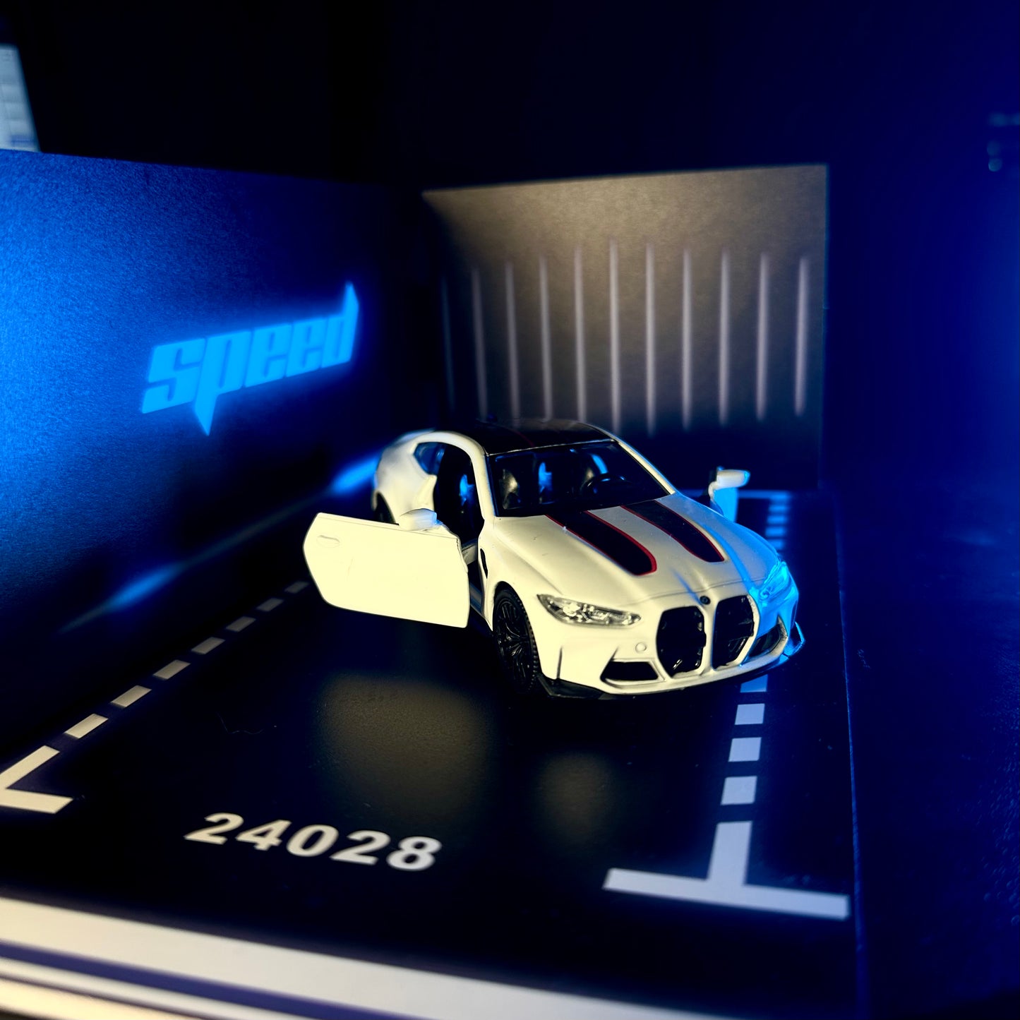 BMW M4 2025 White Edition 1:36