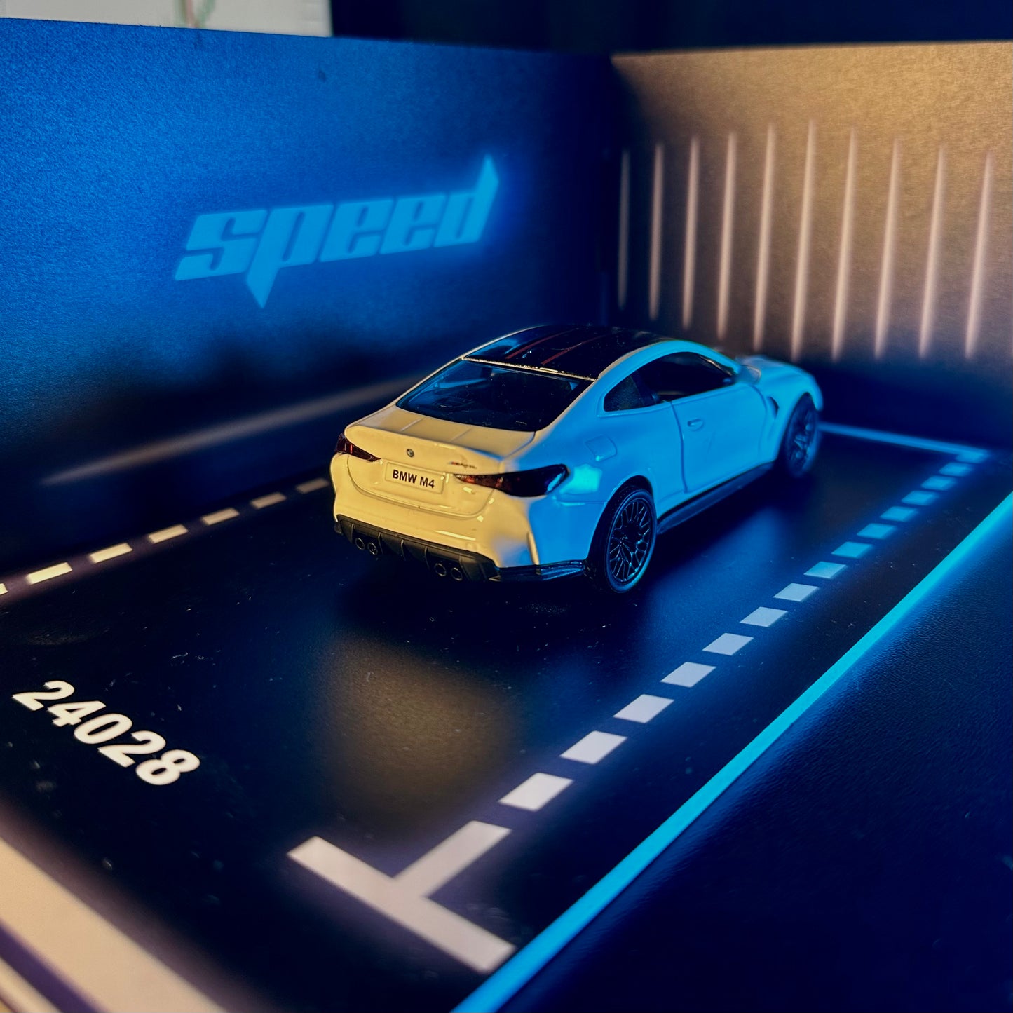BMW M4 2025 White Edition 1:36